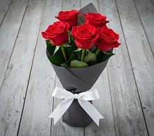 Букет 5 Красных роз Эдлесс Лав в Варениковском