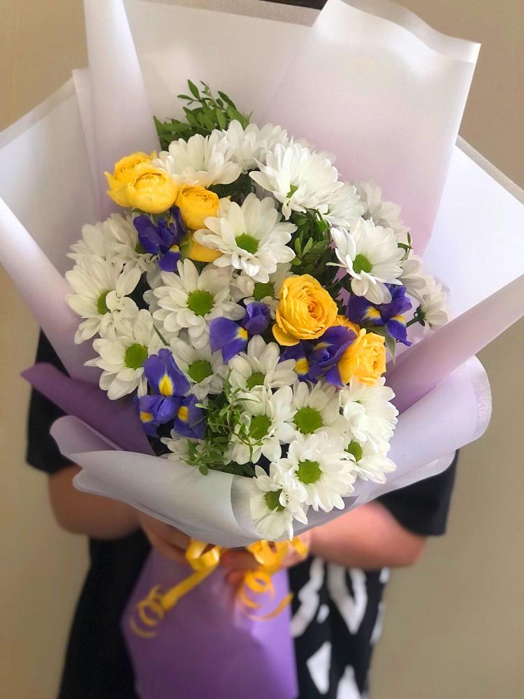 Букет цветов из: Ирисы, Хризантемы и Розы в Варениковском