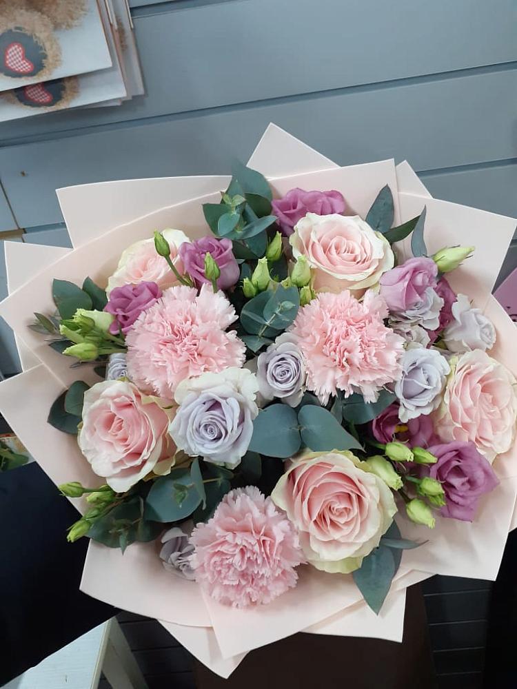 Букет цветов из: Розы, Гвоздики и Лизиантусы в Варениковском