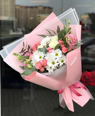 Букет цветов из: Розы, Лизиантусы и Хризантемы в Варениковском